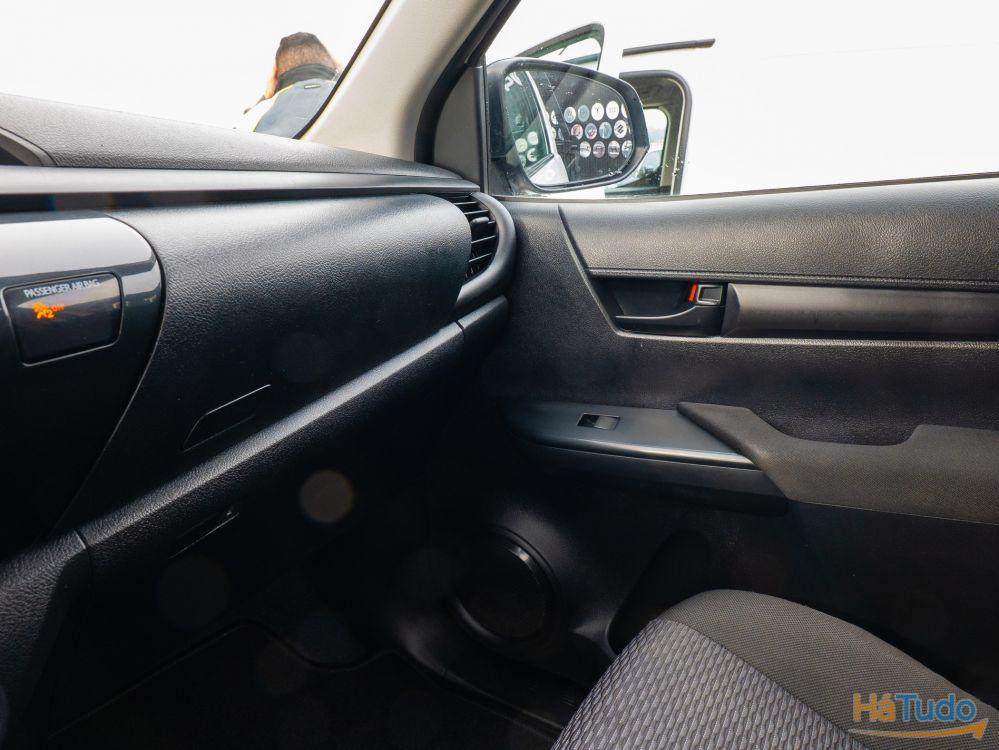 Toyota Hilux 2.4 D-4D 4WD CS CM Toyota Hilux 2.4 D-4D 4WD CS CM