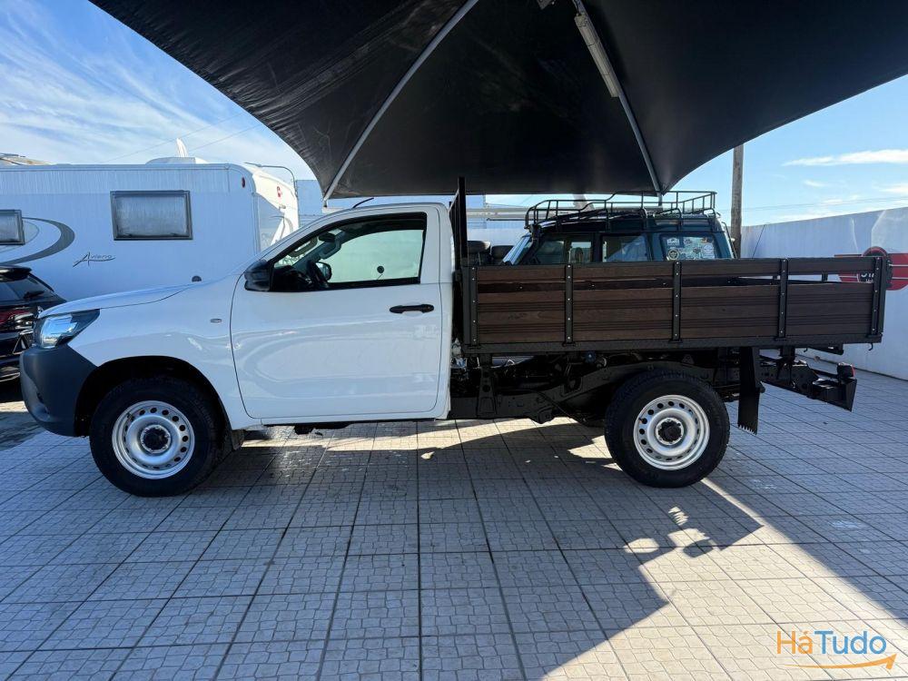 Toyota Hilux 2.4 D-4D 2WD CS Toyota Hilux 2.4 D-4D 2WD CS