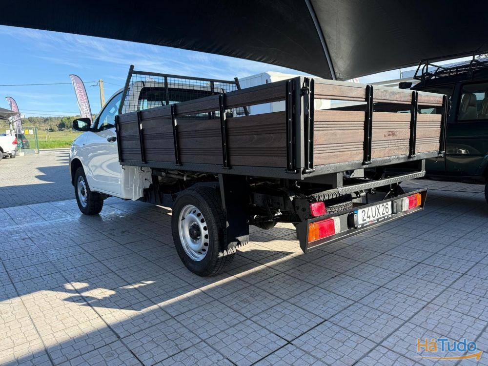 Toyota Hilux 2.4 D-4D 2WD CS Toyota Hilux 2.4 D-4D 2WD CS