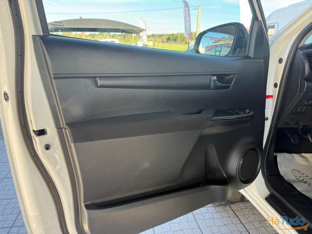 Toyota Hilux 2.4 D-4D 2WD CS Toyota Hilux 2.4 D-4D 2WD CS