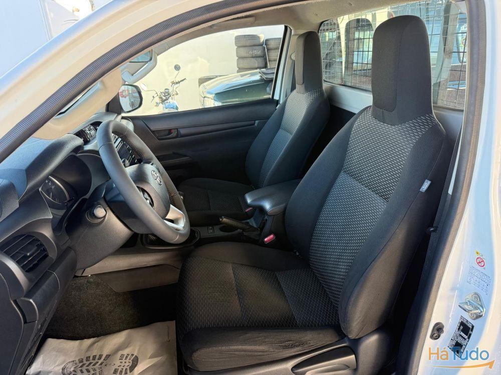 Toyota Hilux 2.4 D-4D 2WD CS Toyota Hilux 2.4 D-4D 2WD CS