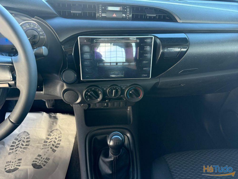 Toyota Hilux 2.4 D-4D 2WD CS Toyota Hilux 2.4 D-4D 2WD CS