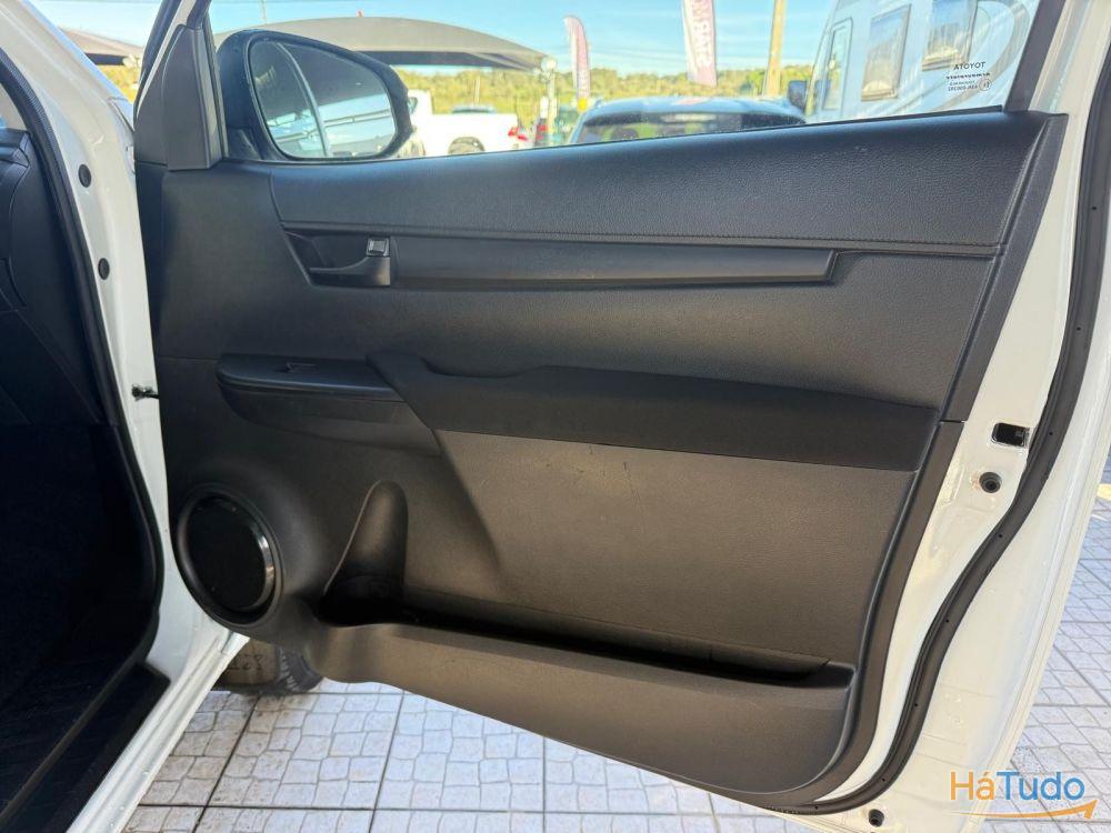 Toyota Hilux 2.4 D-4D 2WD CS Toyota Hilux 2.4 D-4D 2WD CS