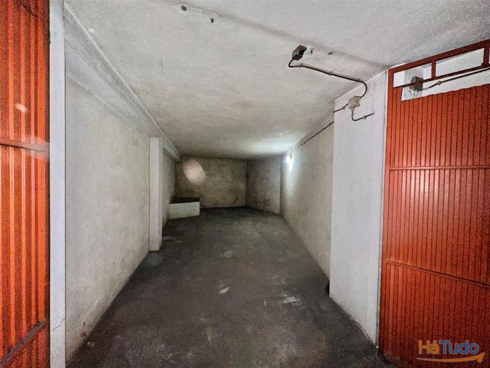 Garagem box com 25m², localizada na Rua Ramalho Ortigão, em plena zona central da Póvoa de Varzim Garagem box com 25m², localizada na Rua Ramalho Ortigão, em plena zona central da Póvoa de Varzim