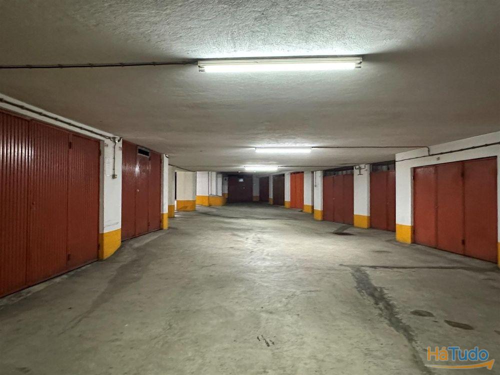 Garagem box com 25m², localizada na Rua Ramalho Ortigão, em plena zona central da Póvoa de Varzim Garagem box com 25m², localizada na Rua Ramalho Ortigão, em plena zona central da Póvoa de Varzim