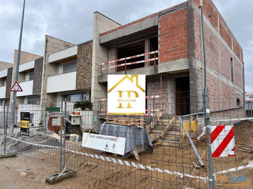 MORADIA T3 SUITES EM GAVETO EM MERELIM MORADIA T3 SUITES EM GAVETO EM MERELIM