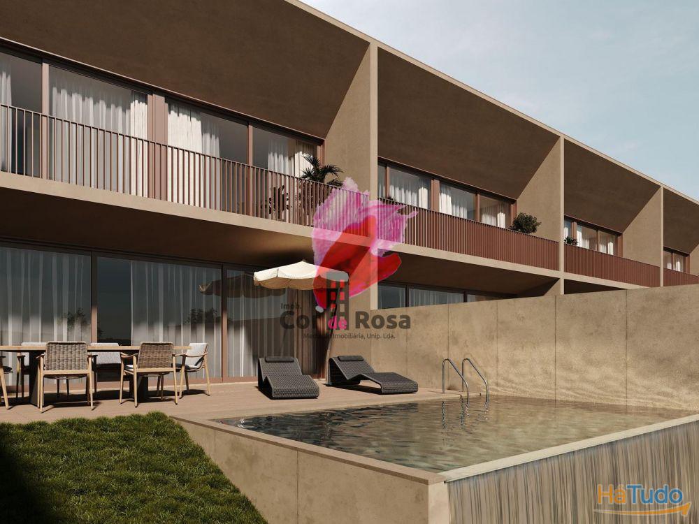 Moradia em Banda T3 apenas com dois pisos à Venda em Condomínio Fechado Moradia em Banda T3 apenas com dois pisos à Venda em Condomínio Fechado