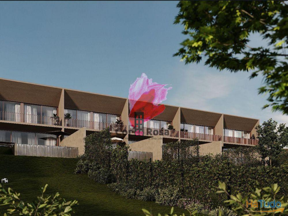 Moradia em Banda T3 apenas com dois pisos à Venda em Condomínio Fechado Moradia em Banda T3 apenas com dois pisos à Venda em Condomínio Fechado