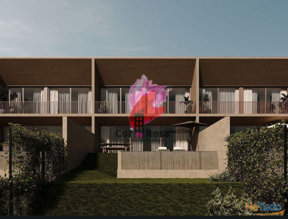 Moradia em Banda T3 apenas com dois pisos à Venda em Condomínio Fechado Moradia em Banda T3 apenas com dois pisos à Venda em Condomínio Fechado