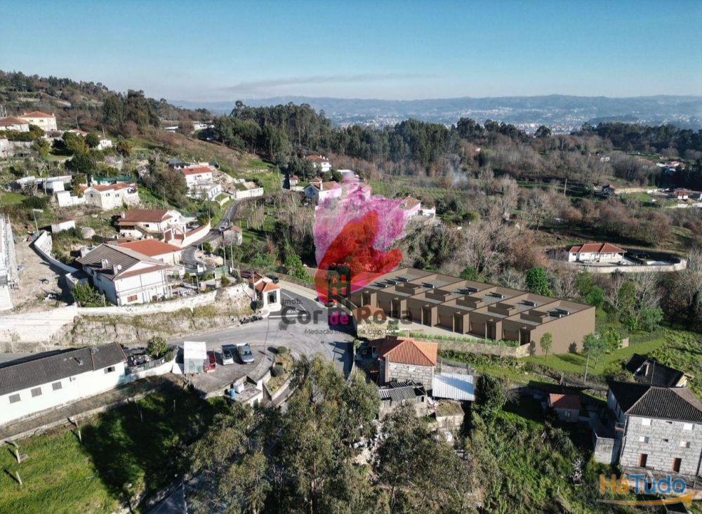 Moradia em Banda T3 apenas com dois pisos à Venda em Condomínio Fechado Moradia em Banda T3 apenas com dois pisos à Venda em Condomínio Fechado