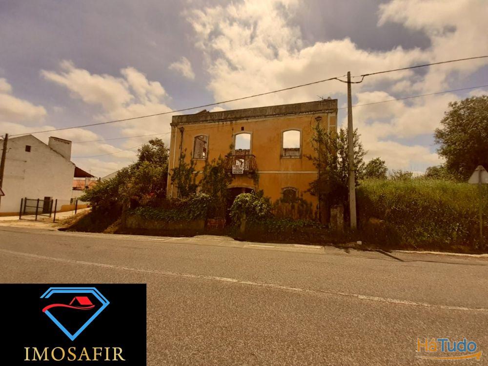 Casa de habitação T7 em Pedra por recuperar com terreno de 2040m2 Casa de habitação T7 em Pedra por recuperar com terreno de 2040m2