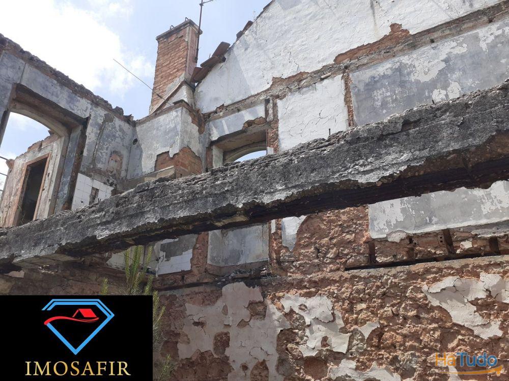 Casa de habitação T7 em Pedra por recuperar com terreno de 2040m2 Casa de habitação T7 em Pedra por recuperar com terreno de 2040m2