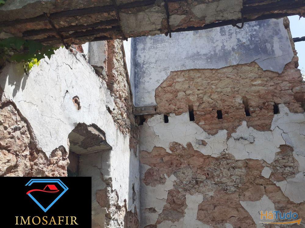 Casa de habitação T7 em Pedra por recuperar com terreno de 2040m2 Casa de habitação T7 em Pedra por recuperar com terreno de 2040m2