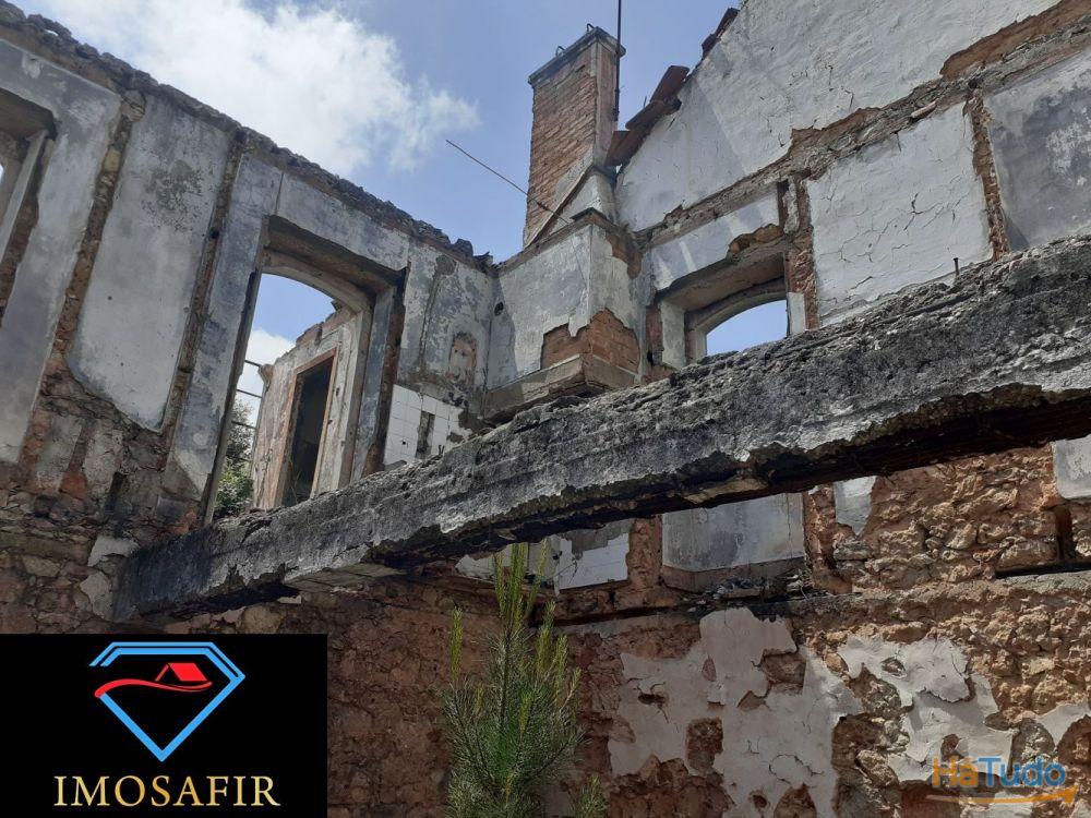 Casa de habitação T7 em Pedra por recuperar com terreno de 2040m2 Casa de habitação T7 em Pedra por recuperar com terreno de 2040m2