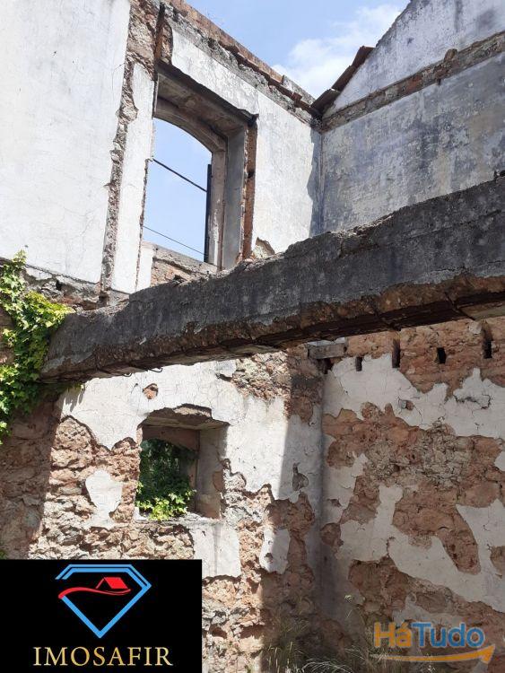 Casa de habitação T7 em Pedra por recuperar com terreno de 2040m2 Casa de habitação T7 em Pedra por recuperar com terreno de 2040m2