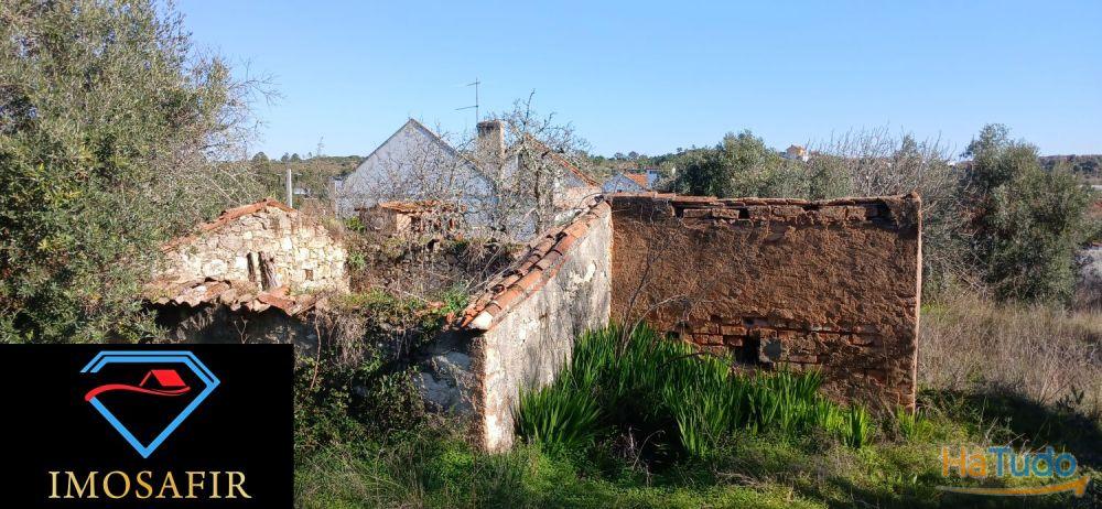 Casa de habitação T7 em Pedra por recuperar com terreno de 2040m2 Casa de habitação T7 em Pedra por recuperar com terreno de 2040m2