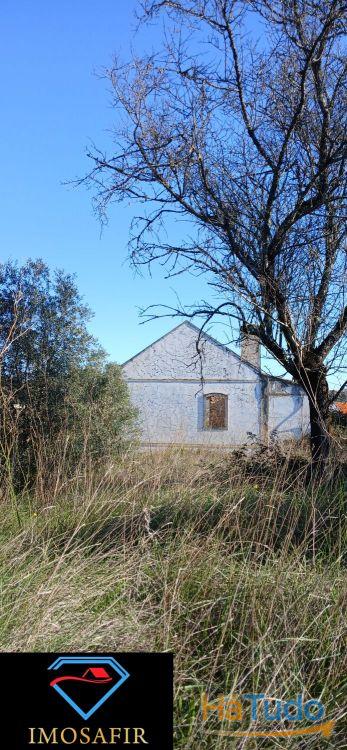 Casa de habitação T7 em Pedra por recuperar com terreno de 2040m2 Casa de habitação T7 em Pedra por recuperar com terreno de 2040m2