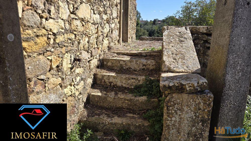 Casa em pedra e celeiro para restaurar Casa em pedra e celeiro para restaurar