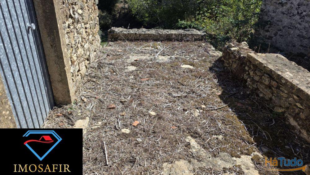 Casa em pedra e celeiro para restaurar Casa em pedra e celeiro para restaurar