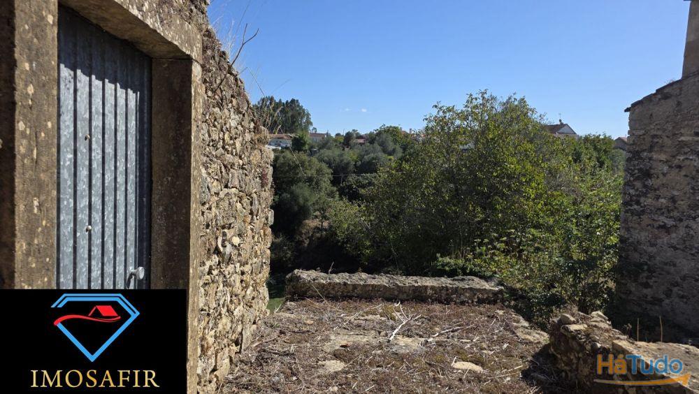 Casa em pedra e celeiro para restaurar Casa em pedra e celeiro para restaurar