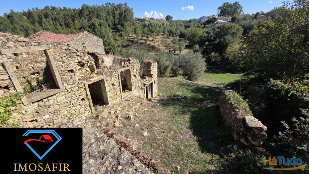 Casa em pedra e celeiro para restaurar Casa em pedra e celeiro para restaurar