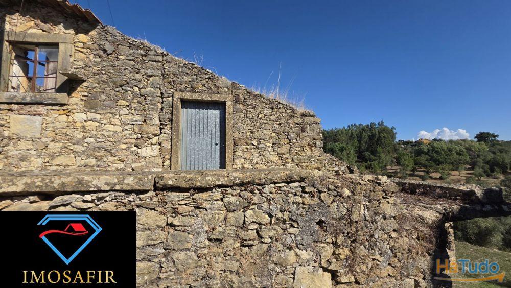 Casa em pedra e celeiro para restaurar Casa em pedra e celeiro para restaurar