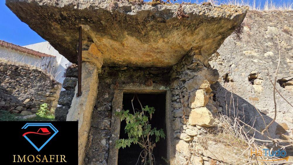 Casa em pedra e celeiro para restaurar Casa em pedra e celeiro para restaurar