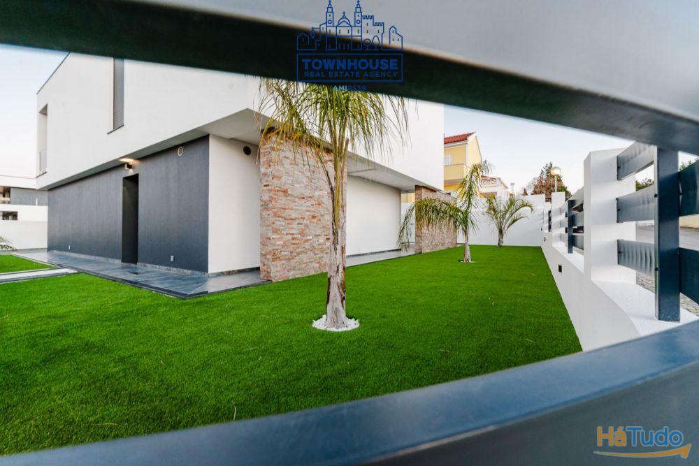 Moradia nova V4 Isolada em Azeitão com de 420m2 de terreno e ABP 210m2 com piscina Moradia nova V4 Isolada em Azeitão com de 420m2 de terreno e ABP 210m2 com piscina