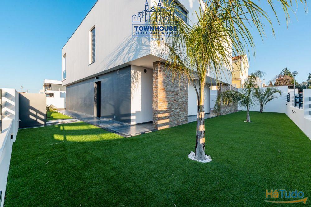 Moradia nova V4 Isolada em Azeitão com de 420m2 de terreno e ABP 210m2 com piscina Moradia nova V4 Isolada em Azeitão com de 420m2 de terreno e ABP 210m2 com piscina