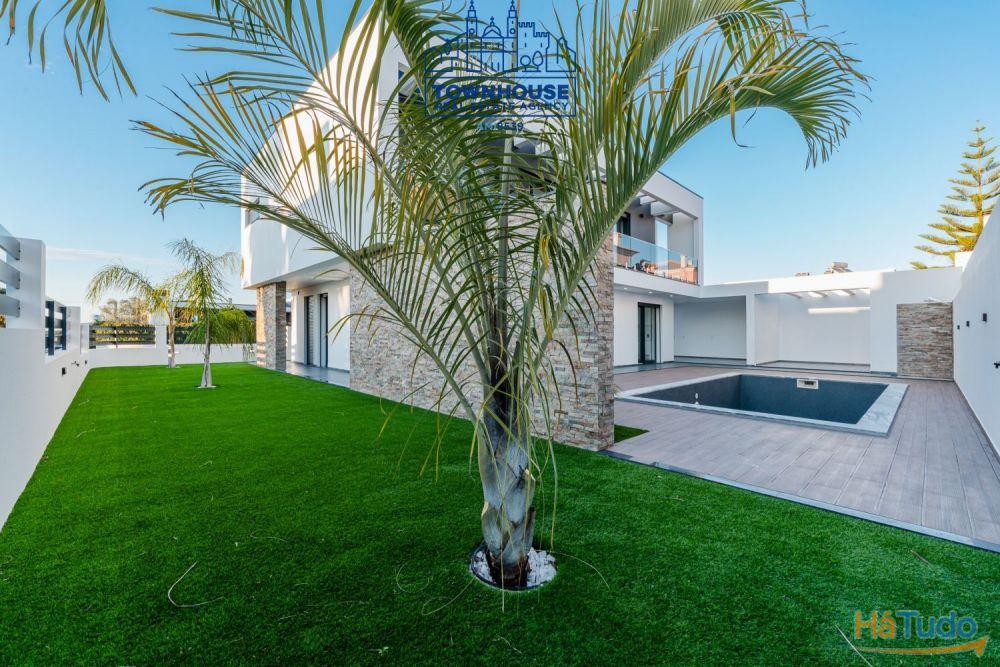 Moradia nova V4 Isolada em Azeitão com de 420m2 de terreno e ABP 210m2 com piscina Moradia nova V4 Isolada em Azeitão com de 420m2 de terreno e ABP 210m2 com piscina