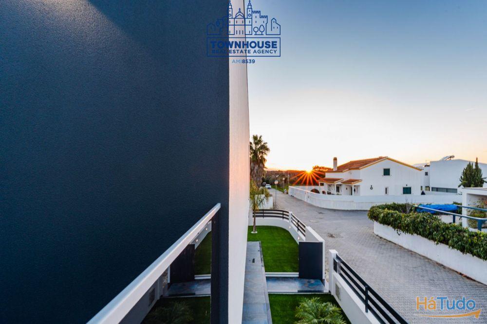 Moradia nova V4 Isolada em Azeitão com de 420m2 de terreno e ABP 210m2 com piscina Moradia nova V4 Isolada em Azeitão com de 420m2 de terreno e ABP 210m2 com piscina