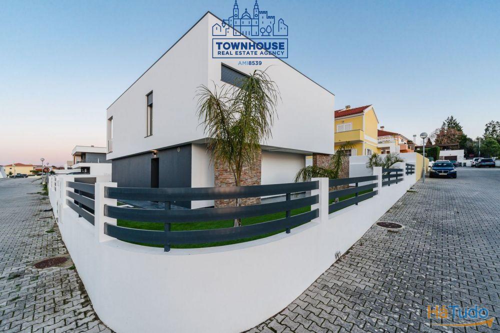 Moradia nova V4 Isolada em Azeitão com de 420m2 de terreno e ABP 210m2 com piscina Moradia nova V4 Isolada em Azeitão com de 420m2 de terreno e ABP 210m2 com piscina