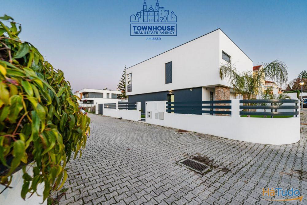Moradia nova V4 Isolada em Azeitão com de 420m2 de terreno e ABP 210m2 com piscina Moradia nova V4 Isolada em Azeitão com de 420m2 de terreno e ABP 210m2 com piscina