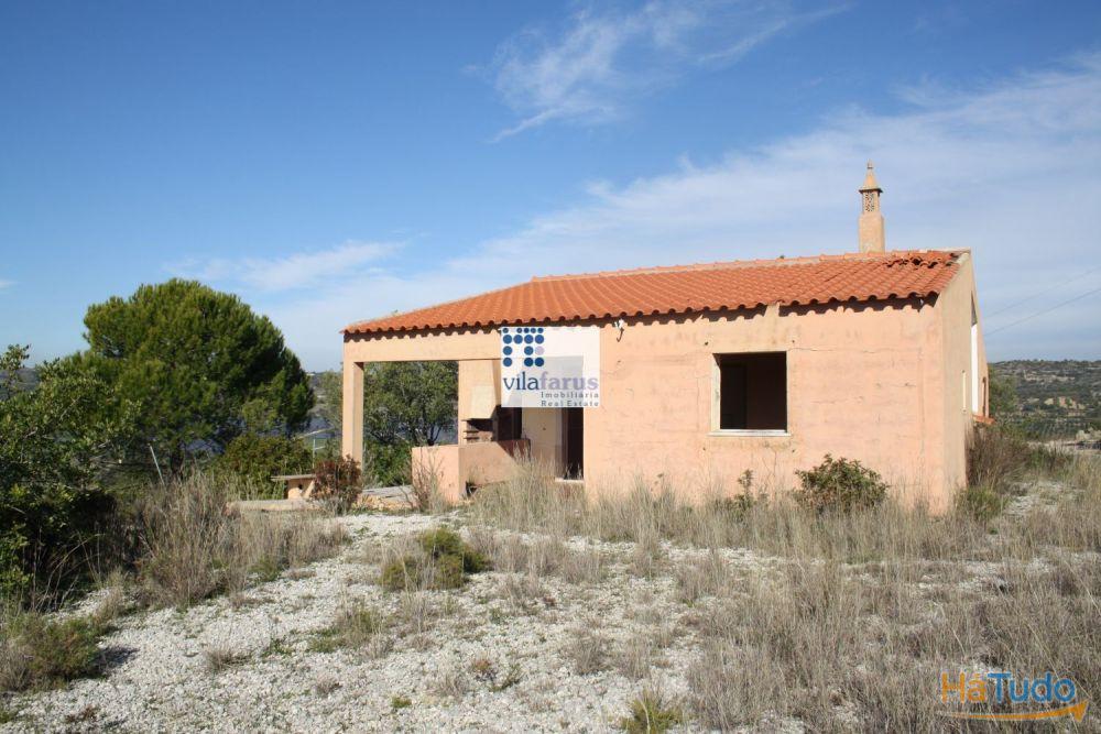 Moradia V2 para recuperar com vista mar Moradia V2 para recuperar com vista mar