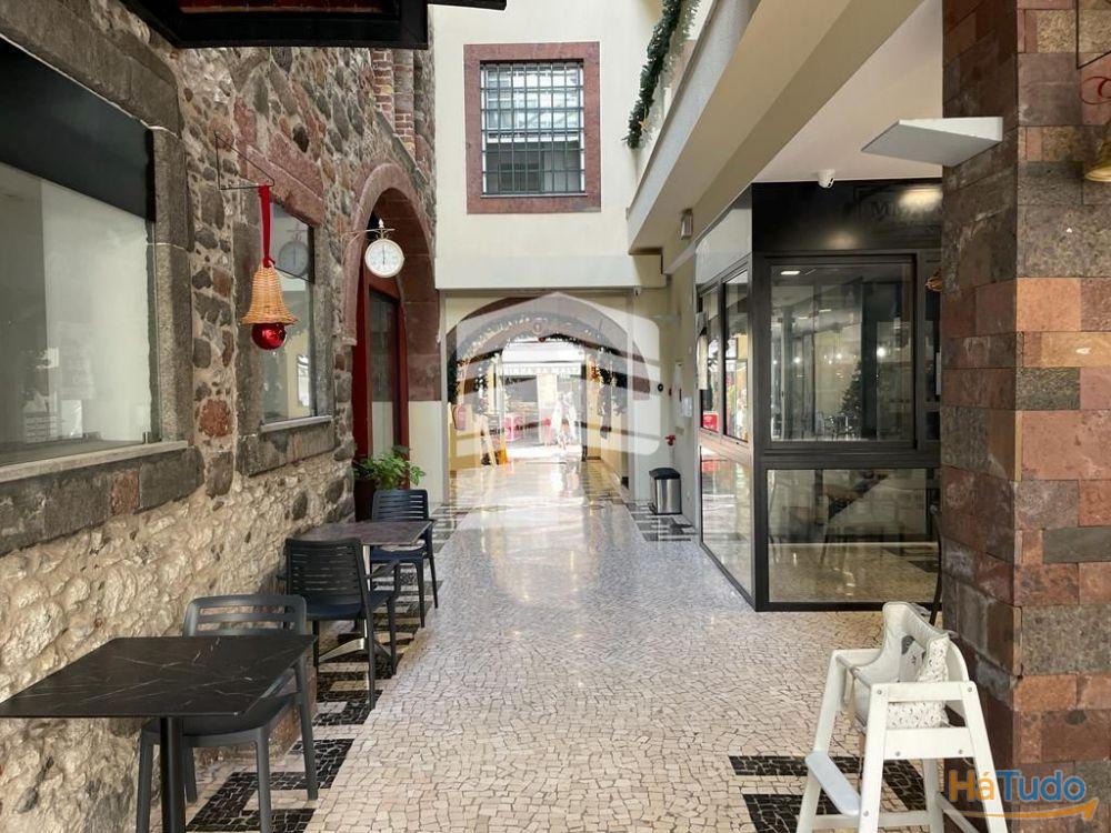 Loja ou escritório para arrendar, perto R. Fernão Ornelas e novo Pelourinho (Zona Velha Cidade) Loja ou escritório para arrendar, perto R. Fernão Ornelas e novo Pelourinho (Zona Velha Cidade)