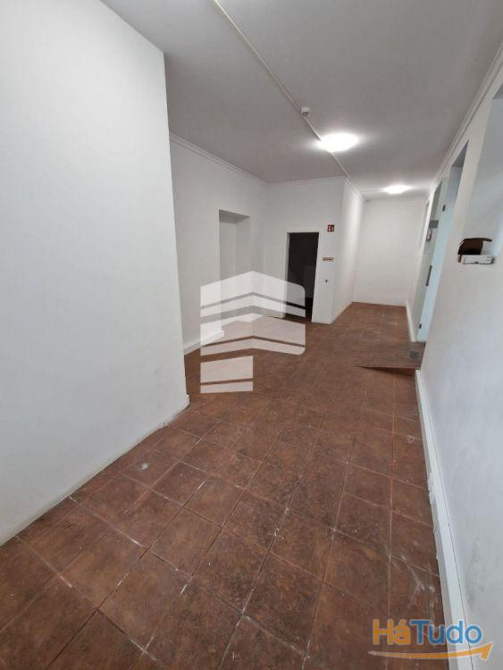 Loja ou escritório para arrendar, perto R. Fernão Ornelas e novo Pelourinho (Zona Velha Cidade) Loja ou escritório para arrendar, perto R. Fernão Ornelas e novo Pelourinho (Zona Velha Cidade)