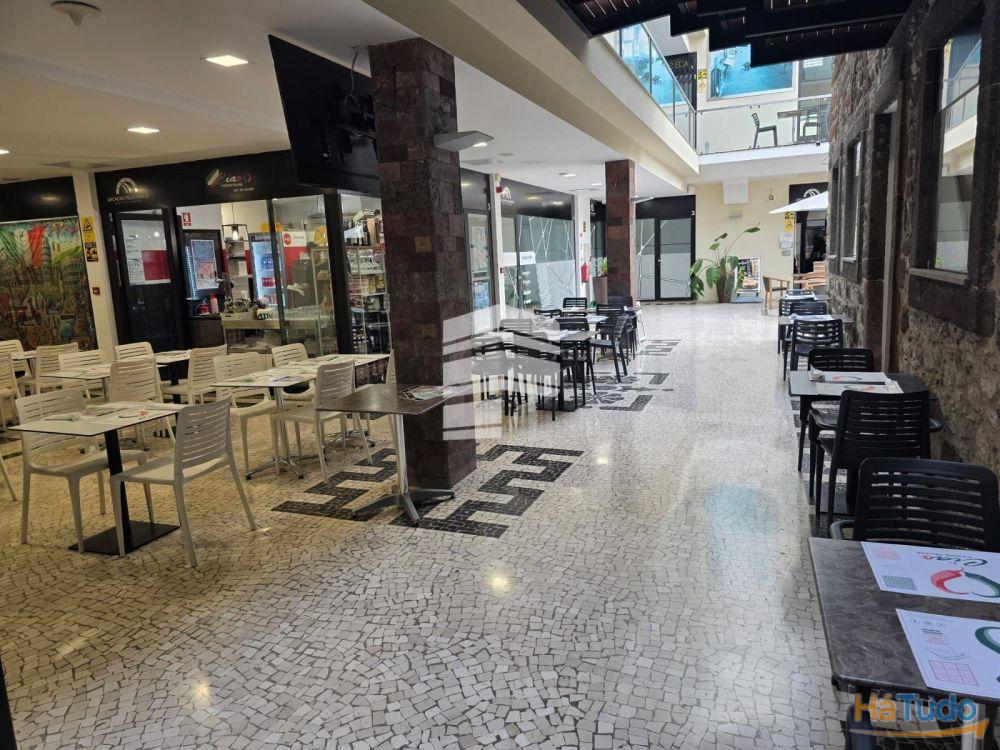Loja ou escritório para arrendar, perto R. Fernão Ornelas e novo Pelourinho (Zona Velha Cidade) Loja ou escritório para arrendar, perto R. Fernão Ornelas e novo Pelourinho (Zona Velha Cidade)