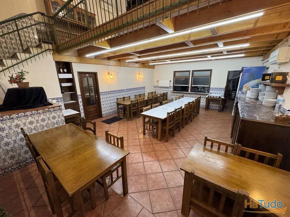 Restaurante totalmente equipado localizado na Rua de Santa Catarina no Porto. Restaurante totalmente equipado localizado na Rua de Santa Catarina no Porto.