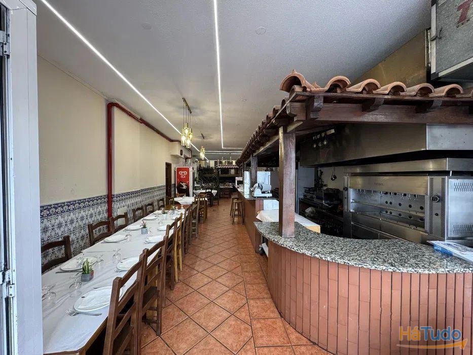 Restaurante totalmente equipado localizado na Rua de Santa Catarina no Porto. Restaurante totalmente equipado localizado na Rua de Santa Catarina no Porto.