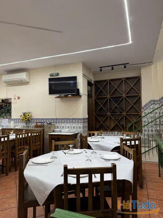 Restaurante totalmente equipado localizado na Rua de Santa Catarina no Porto. Restaurante totalmente equipado localizado na Rua de Santa Catarina no Porto.