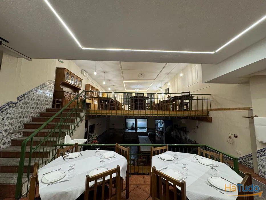 Restaurante totalmente equipado localizado na Rua de Santa Catarina no Porto. Restaurante totalmente equipado localizado na Rua de Santa Catarina no Porto.