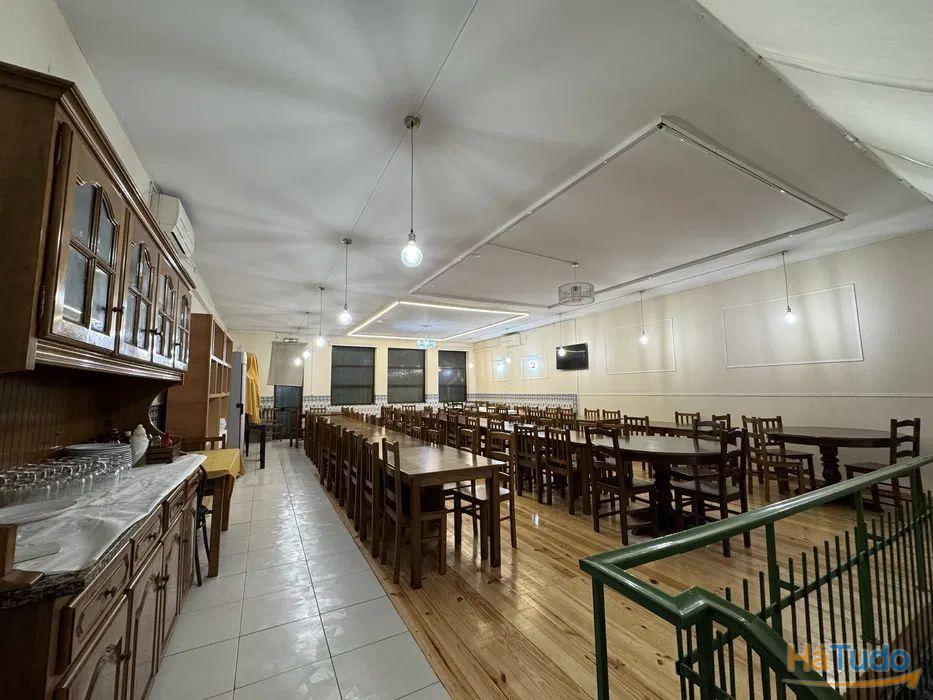 Restaurante totalmente equipado localizado na Rua de Santa Catarina no Porto. Restaurante totalmente equipado localizado na Rua de Santa Catarina no Porto.