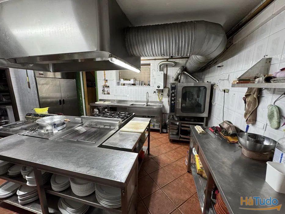 Restaurante totalmente equipado localizado na Rua de Santa Catarina no Porto. Restaurante totalmente equipado localizado na Rua de Santa Catarina no Porto.