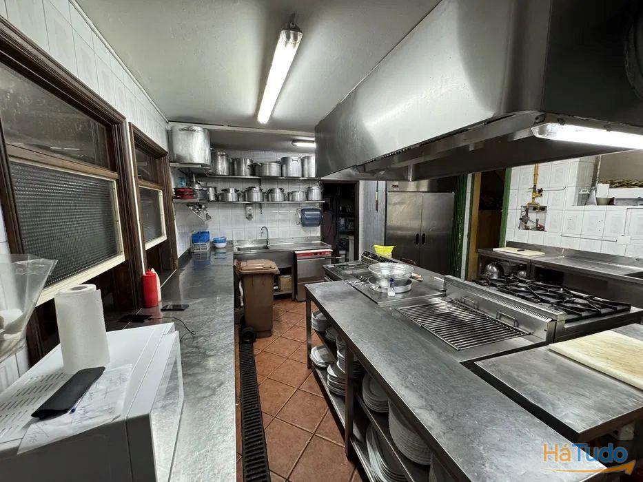 Restaurante totalmente equipado localizado na Rua de Santa Catarina no Porto. Restaurante totalmente equipado localizado na Rua de Santa Catarina no Porto.