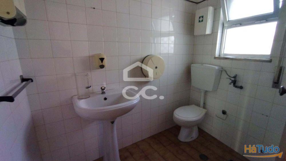 Loja com 33m2 de área para comercio ou serviços. Loja com 33m2 de área para comercio ou serviços.