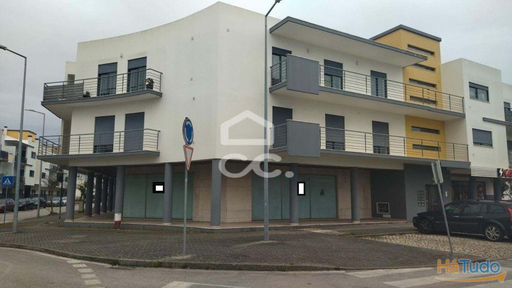 Loja com 200m2 de área bruta com acesso interno á cave. Loja com 200m2 de área bruta com acesso interno á cave.