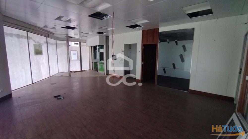 Loja com 200m2 de área bruta com acesso interno á cave. Loja com 200m2 de área bruta com acesso interno á cave.