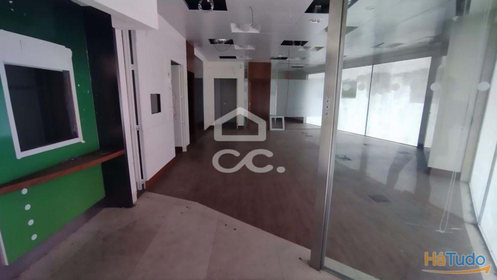 Loja com 200m2 de área bruta com acesso interno á cave. Loja com 200m2 de área bruta com acesso interno á cave.