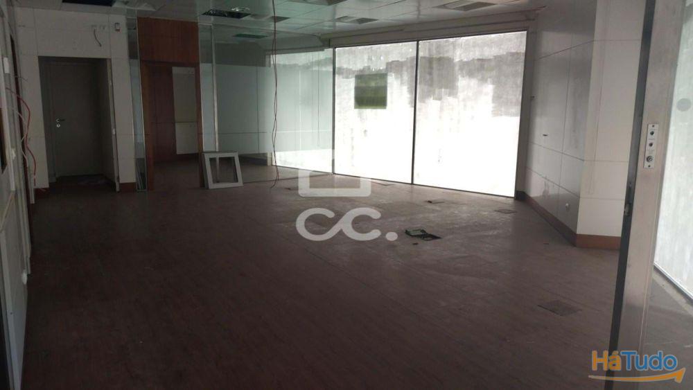 Loja com 200m2 de área bruta com acesso interno á cave. Loja com 200m2 de área bruta com acesso interno á cave.