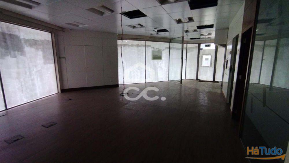 Loja com 200m2 de área bruta com acesso interno á cave. Loja com 200m2 de área bruta com acesso interno á cave.